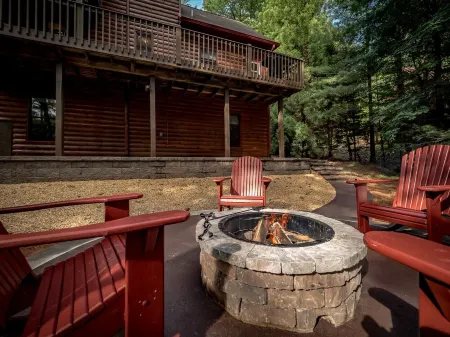 Dog Friendly, Hot Tub, Secluded Log Cabin, Fireplace, Fire Pit, Game Rm, King Bd