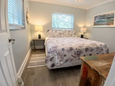 Cute Cottage 1.5Mi 2 Beach  Duplex Has Dock on Gulf Access Imperial River Hotel dekat Prado at Spring Creek