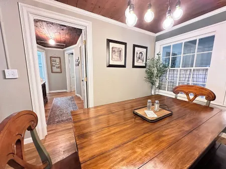 The Compass, Entire House with World Travelers Theme near TSU