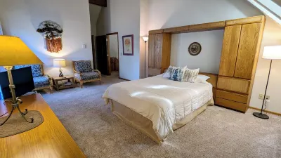 Retro-Economy Avon Townhouse w/ Sauna, Garage, FREE WiFi