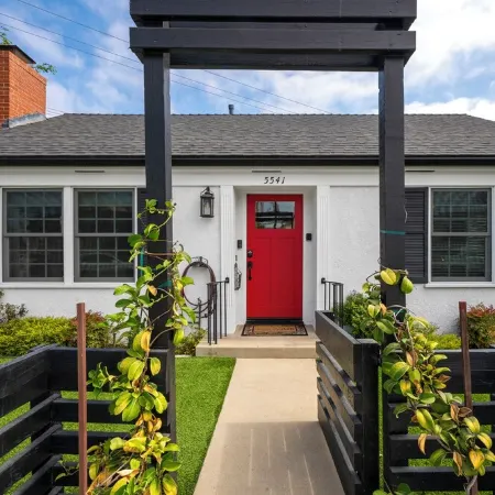 Charming 3 Bedroom Cottage with AC and WiFi in Superb Long Beach Location.