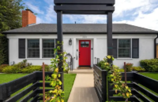 Charming 3 Bedroom Cottage with AC and WiFi in Superb Long Beach Location.