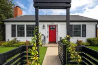 Charming 3 Bedroom Cottage with AC and WiFi in Superb Long Beach Location.