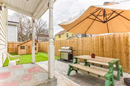 Family Friendly Fun + Easy Walk to Main Street Center