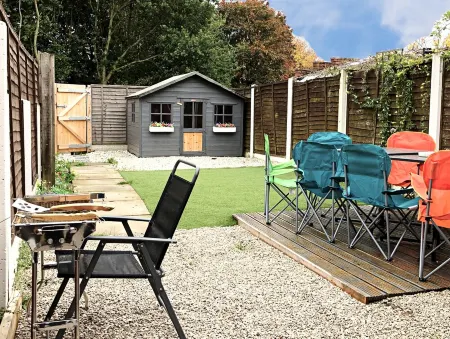 Luxury hi-spec large Victorian townhouse, sleeps 9.  Free wifi and feee parking. Отели в г. Стаффорд