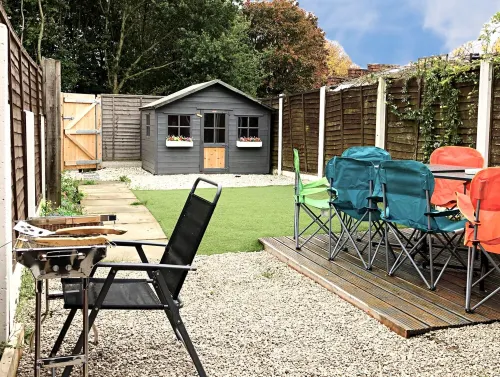 Luxury hi-spec large Victorian townhouse, sleeps 9.  Free wifi and feee parking.