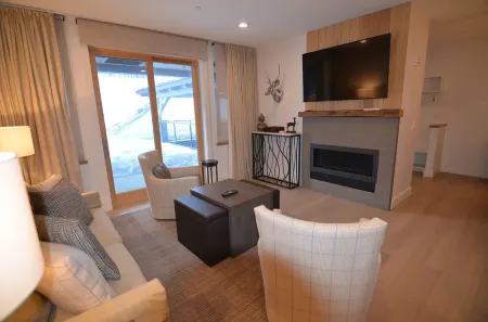 Ski-in /Out. Spacious 2BR / 2.5B Ground-Floor Condo. 4 Seasons of enchantment.