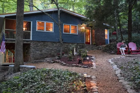 Waterfall Cottage Within Sight & Sound of Cane Creek Falls, 2Br 2BA