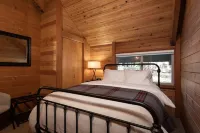 10 STAR RATING! Hot Tub/Bonus Room/Sleeping Loft/AC/SHARC/Bikes- Newly Remodeled