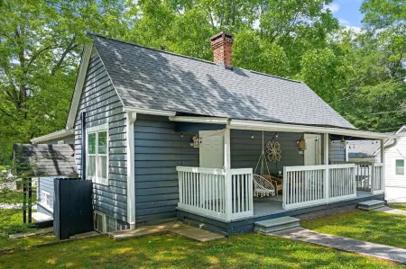 724A · The Blue Bungalow - Min to Downtown and Airport!