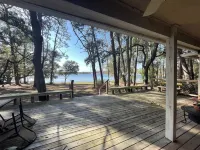 Lakefront Cottage with amazing views