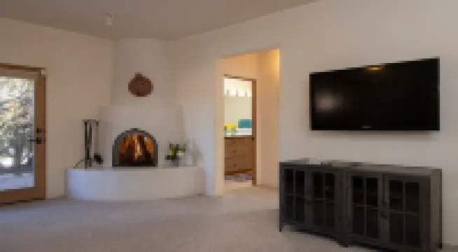 Beautiful Santa Fe Home ~ Breathtaking Views and Sunsets ~ 3.5 miles to plaza
