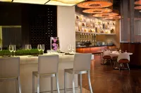 Renaissance Arlington Capital View Hotel - bars