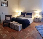 Le Midi, une maison de maître raffinée en Provence avec piscine Hôtels à proximité de : Lavandes Angelvin
