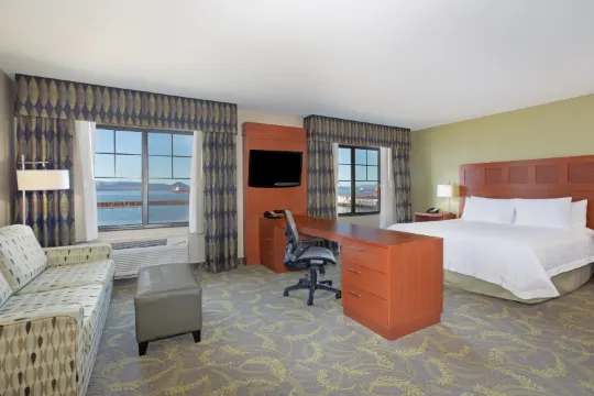 Hampton Inn & Suites Astoria