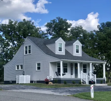 Bright and Serene Country Cottage in the Blue Ridge Mountains Отели в г. Пайпер Гэп