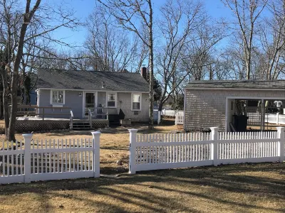 Classic Cape Cod Seaside Cottage for Active Families at tip of Seacoast Shores E 팰머스 공공도서관 주변 호텔