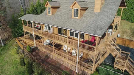 Hot Tub+Fire Table, Fireplace, Wi-Fi, Grill, Games, Peaceful, Close to Avl!
