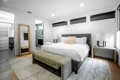 NEW Modern Clean&Cozy Villa in Design District with Pool Table, Ping-Pong, Pool & More!