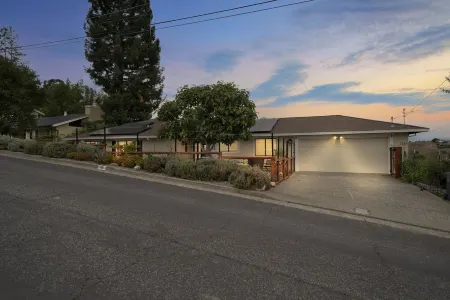 Magnificent Canyon View, Huge Deck, Outdoor Dining