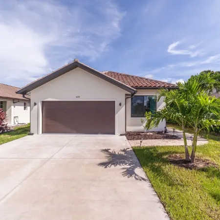 New, modern pool villa in Naples Park / 15 min. walk to the beach