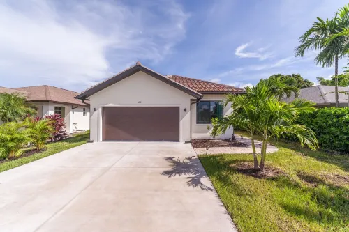 New, modern pool villa in Naples Park / 15 min. walk to the beach