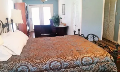 Close to COTA, Large POOL, Fun Relaxing Getaways. EXCLUSIVE use of the property. Hotels near Rockne Museum