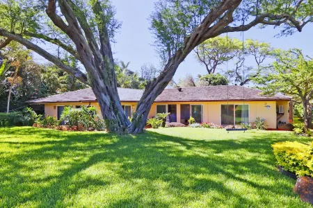 Maui North Shore Villa: Private Pool, Courtyard & Steps to Baby Beach Отели рядом с достопримечательностью «Парк Хоокипа Бич»