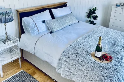 Wavecrest Holiday Cottage by Trident Holiday Homes