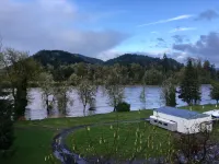 Burke's River View Vacation Rental Home 엘크톤 호텔