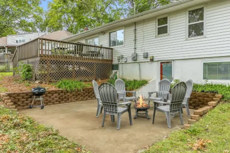 Charming & Affordable 3-bedroom house with WiFi in tranquil Overland Park