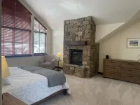 West Ketchum Townhouse Short Walk to Downtown Ketchum and Lifts-Hot Tub