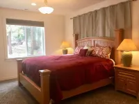 Magnificent Creater Road Retreat with 6 bedrooms and 3 bathroom on 1.2 acres. Hotels in Deschutes River Woods