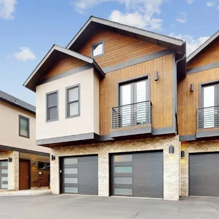 Modernist Mountain View Retreat in Old Mill!! Hot Tub!!!  Pool Table!!!