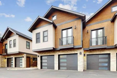 Modernist Mountain View Retreat in Old Mill!! Hot Tub!!! Pool Table!!!