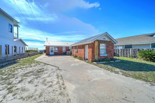 Beachfront✔️ Pets✔️ Single family home. Quiet. Gorgeous sunsets from patio 🌅