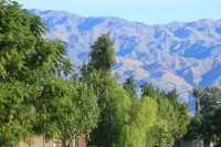 Walk to Caochella, Beautiful home on the golf course, Private pool, Sleeps 10