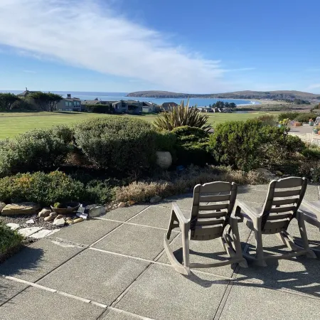 Ocean, Golf course and Mountain Views.Walk 3/4mi to the beach