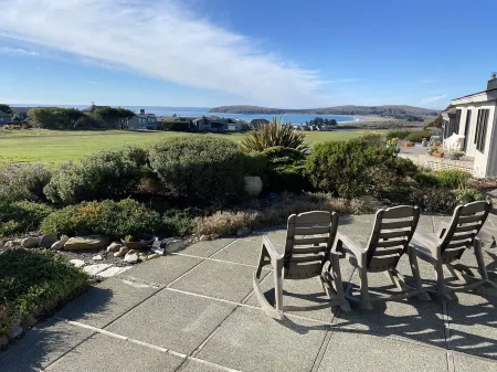 Ocean, Golf course and Mountain Views.Walk 3/4mi to the beach