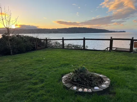 Beachfront House with Oceanview Hot Tub Отели рядом с достопримечательностью «Silver Reef Casino»