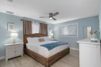 River's Edge Retreat-3/3.5, sleeps 9, waterfront with dock! Newly Remodeled!
