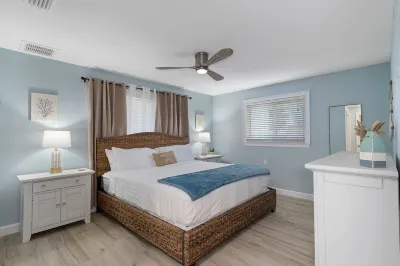 River's Edge Retreat-3/3.5, sleeps 9, waterfront with dock! Newly Remodeled! Hotel in zona Yulee Sugar Mill Ruins Historic State Park