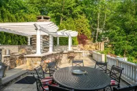 Escape to a Luxury Lakehouse Retreat- Chefs Indoor Outdoor Kitchen Hot Tub Steam Hotels in 