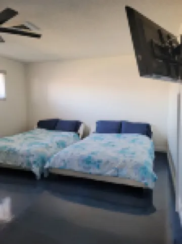 Riverfront house with casino view 布爾黑特市住宿飯店