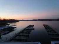 LEDGES LAKE GETAWAY, BOAT SLIP, 2 POOLS, BEACH FRONT,  MM 20.5 Hotels near Osage Beach Outlet Marketplace