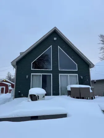 Waterfront Retreat with AC and WiFi in Houghton Lake