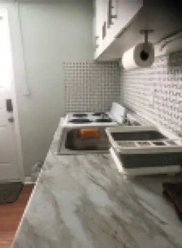 Cheerful and cozy 1 bedroom efficiency. Private