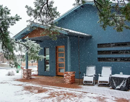 Hangar House, Hot Tub, Heated Pool, King Bed, Trails, and NO checkout chores!