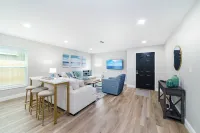 New Home: Rooftop Seating - Grill - Pets - Sleeps 10