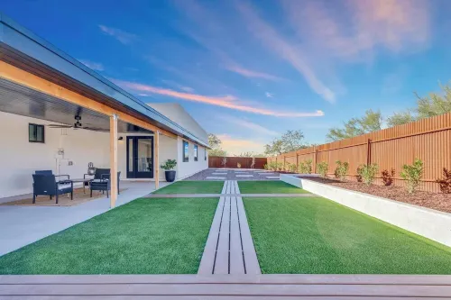 Spacious 4-bedroom Modern House with Gorgeous Mountain Views